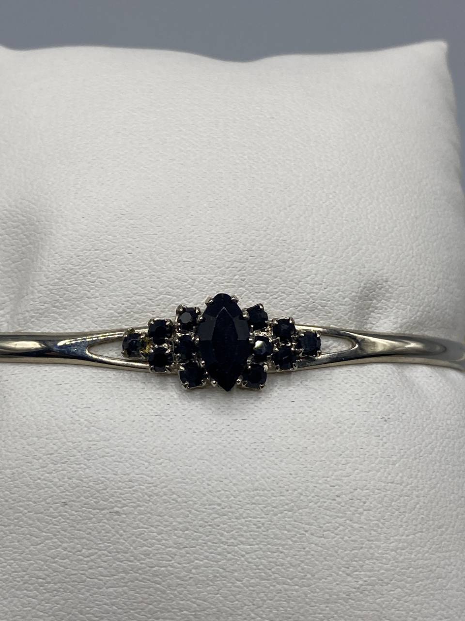 Jonc ouvert argenté – Motif grappe de pierres noires serties – Bijou de soirée vintage