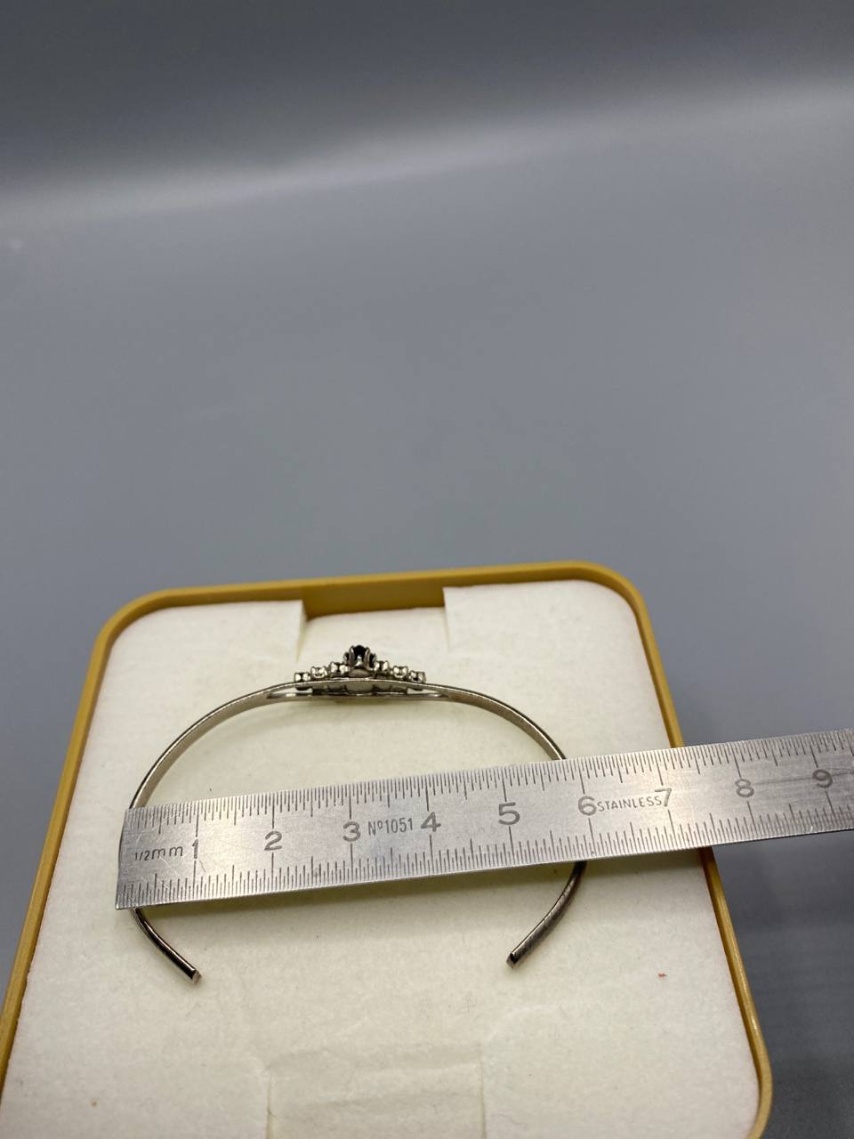 Jonc ouvert argenté – Motif grappe de pierres noires serties – Bijou de soirée vintage