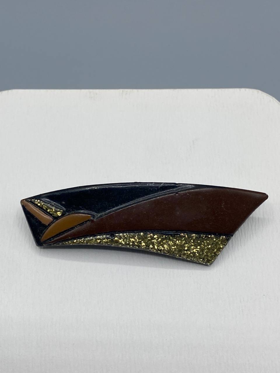 Broche géométrique trapèze – Laque noire, résine brune et paillettes dorées – Bijou fantaisie vintage
