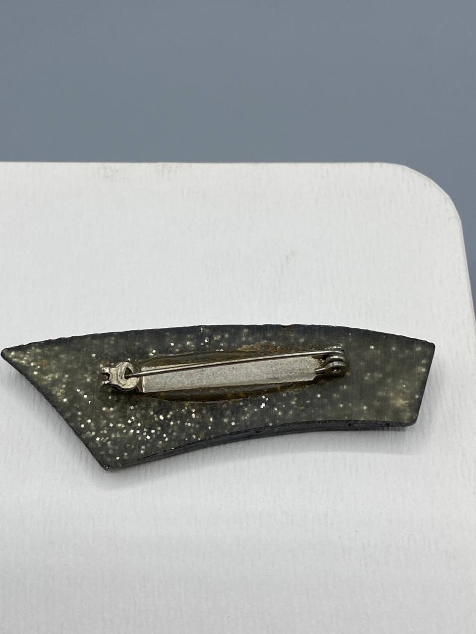 Broche géométrique trapèze – Laque noire, résine brune et paillettes dorées – Bijou fantaisie vintage