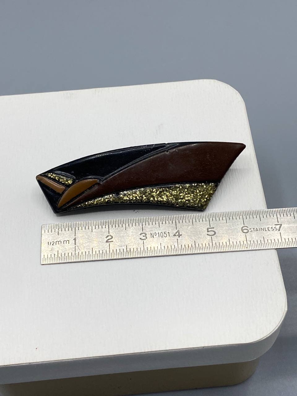 Broche géométrique trapèze – Laque noire, résine brune et paillettes dorées – Bijou fantaisie vintage