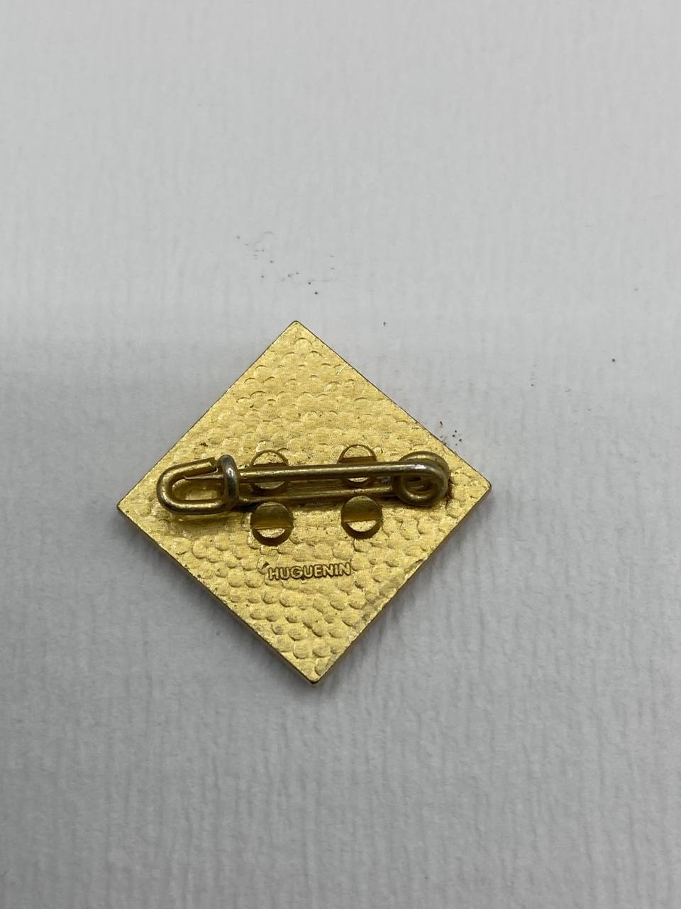 Insigne émaillé losange – Symbole féministe – Signé Huguenin Médailleurs