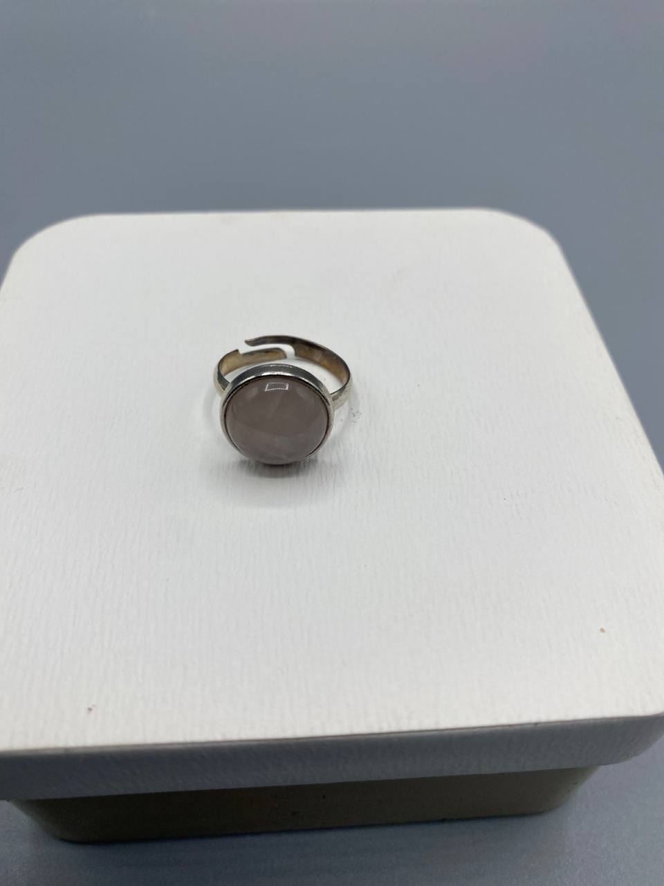 Bague ajustable – Cabochon rond pierre naturelle grise – Monture argentée