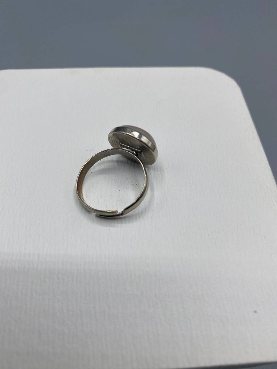 Bague ajustable – Cabochon rond pierre naturelle grise – Monture argentée