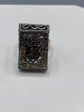 Bague cocktail ajustable – Plateau rectangulaire ciselé – Strass fumés noirs et champagne – Style néo-médiéval
