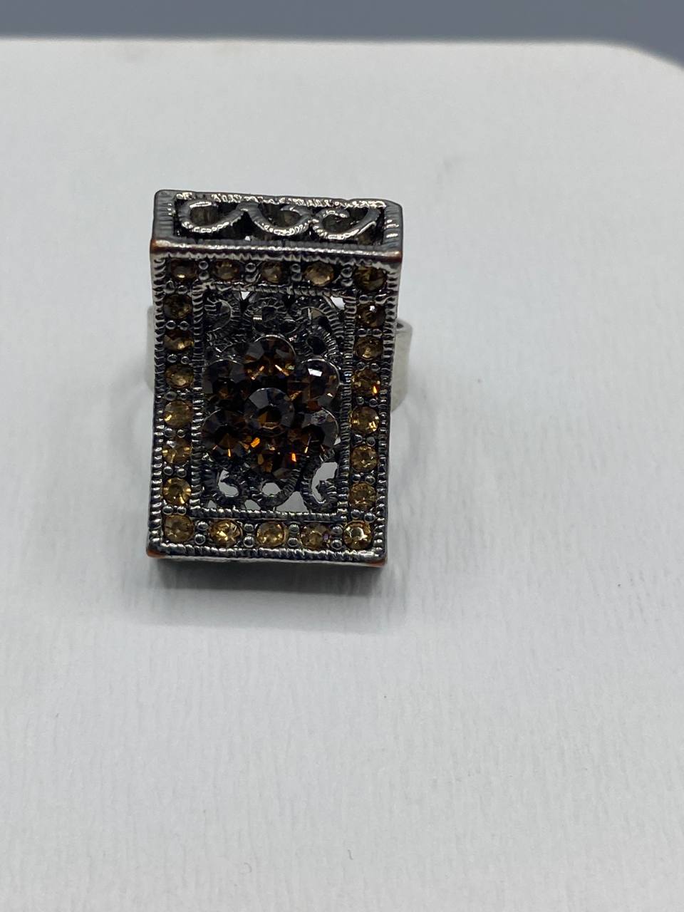 Bague cocktail ajustable – Plateau rectangulaire ciselé – Strass fumés noirs et champagne – Style néo-médiéval