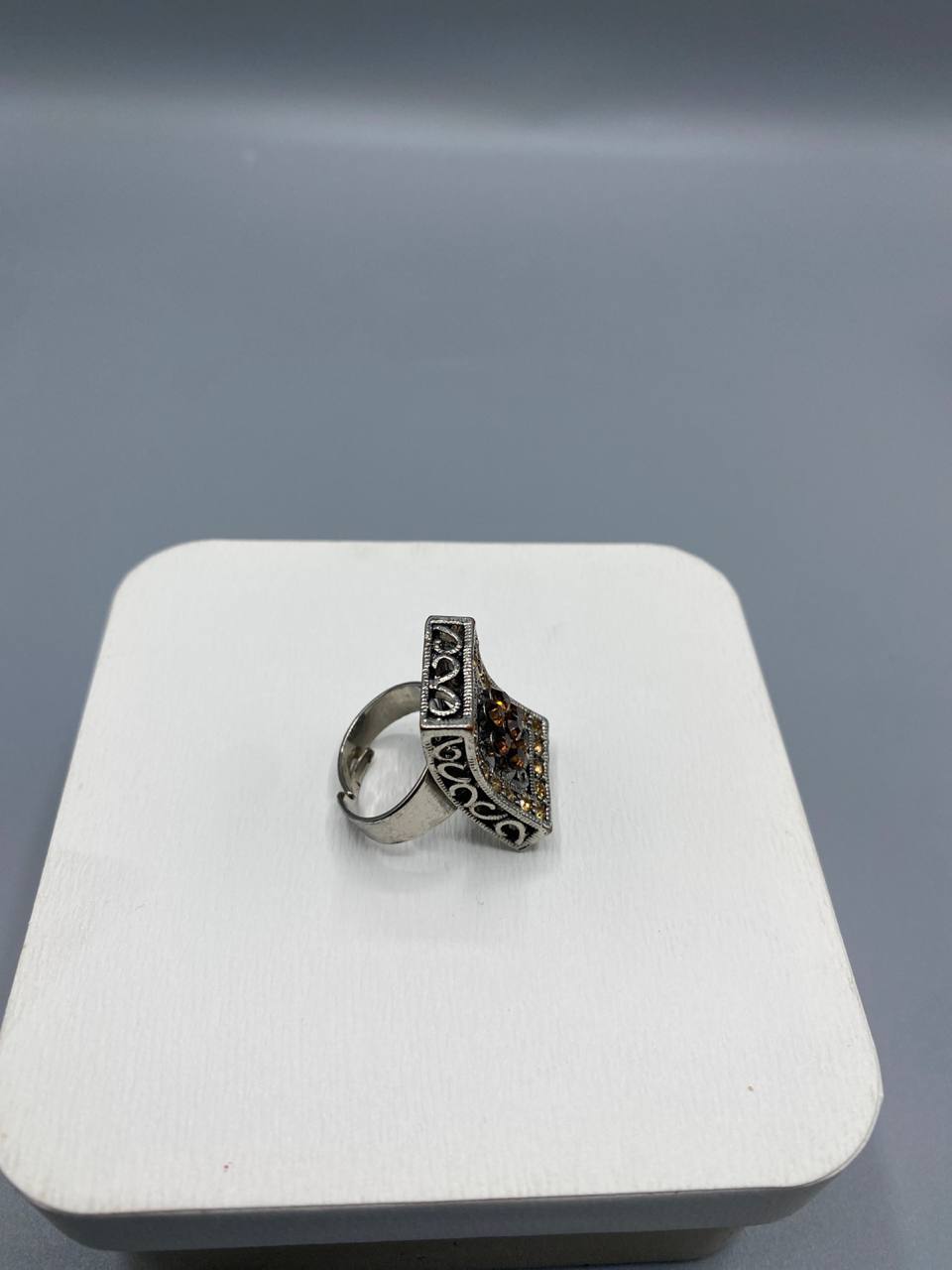 Bague cocktail ajustable – Plateau rectangulaire ciselé – Strass fumés noirs et champagne – Style néo-médiéval