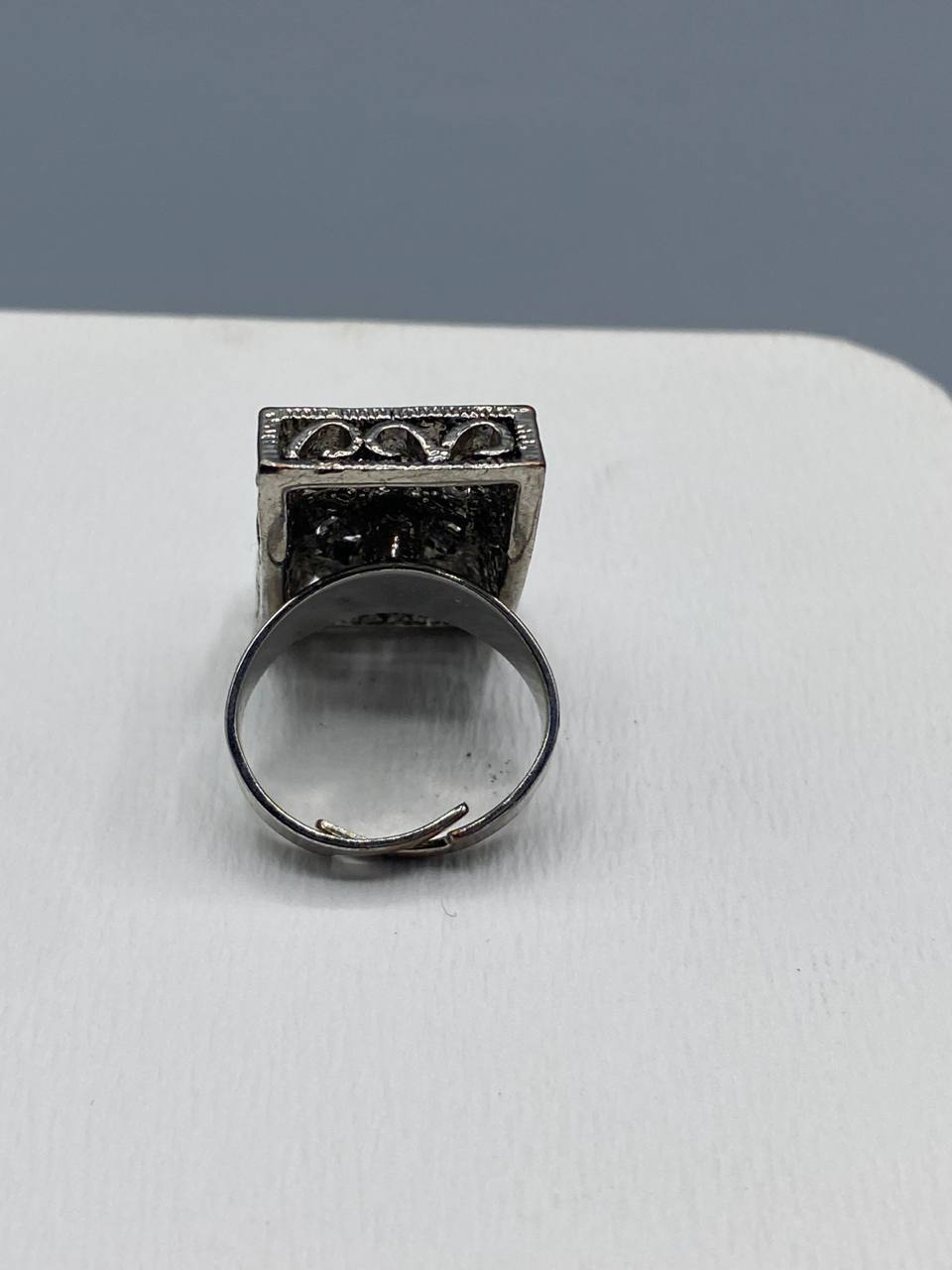 Bague cocktail ajustable – Plateau rectangulaire ciselé – Strass fumés noirs et champagne – Style néo-médiéval