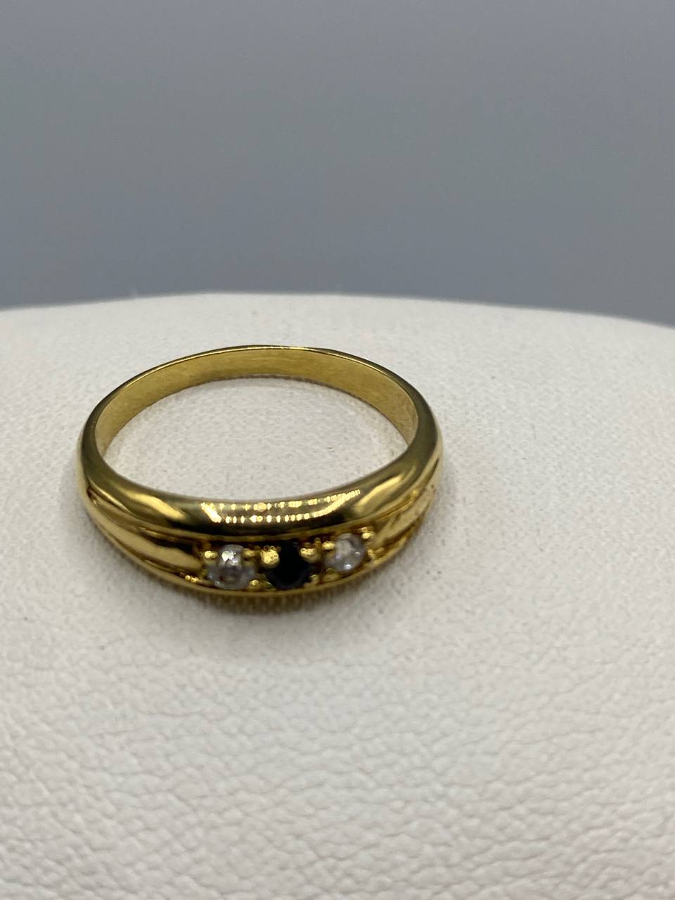 Bague plaqué or – Anneau bombé rainuré – 3 strass blancs sertis griffes – Taille 54-56