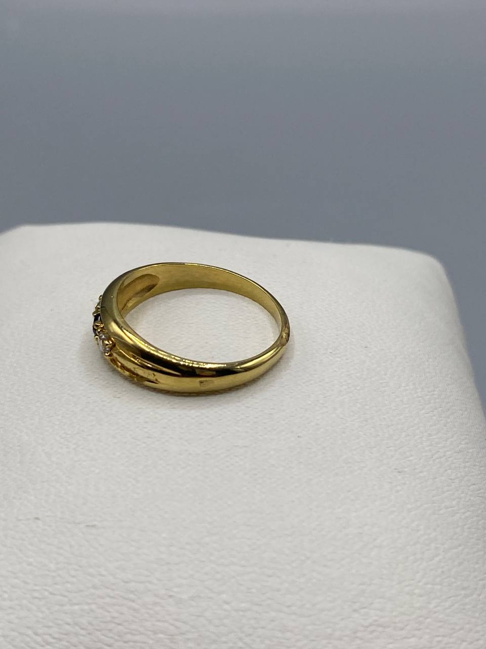 Bague plaqué or – Anneau bombé rainuré – 3 strass blancs sertis griffes – Taille 54-56