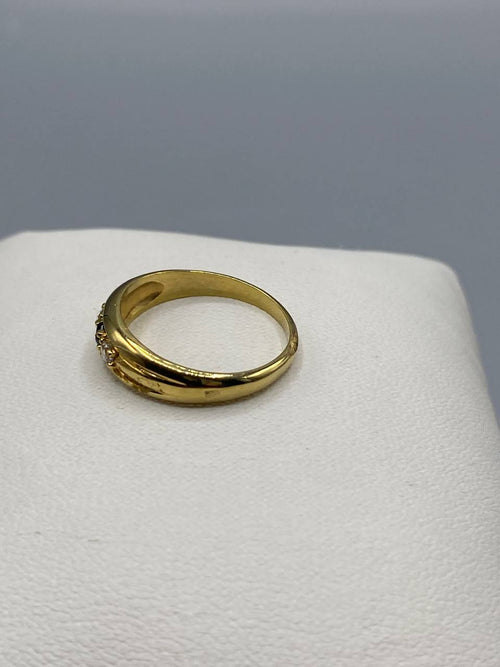 Bague plaqué or – Anneau bombé rainuré – 3 strass blancs sertis griffes – Taille 54-56