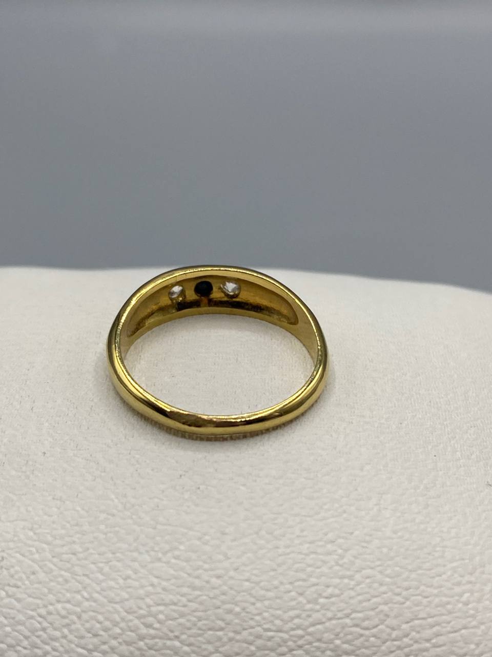 Bague plaqué or – Anneau bombé rainuré – 3 strass blancs sertis griffes – Taille 54-56