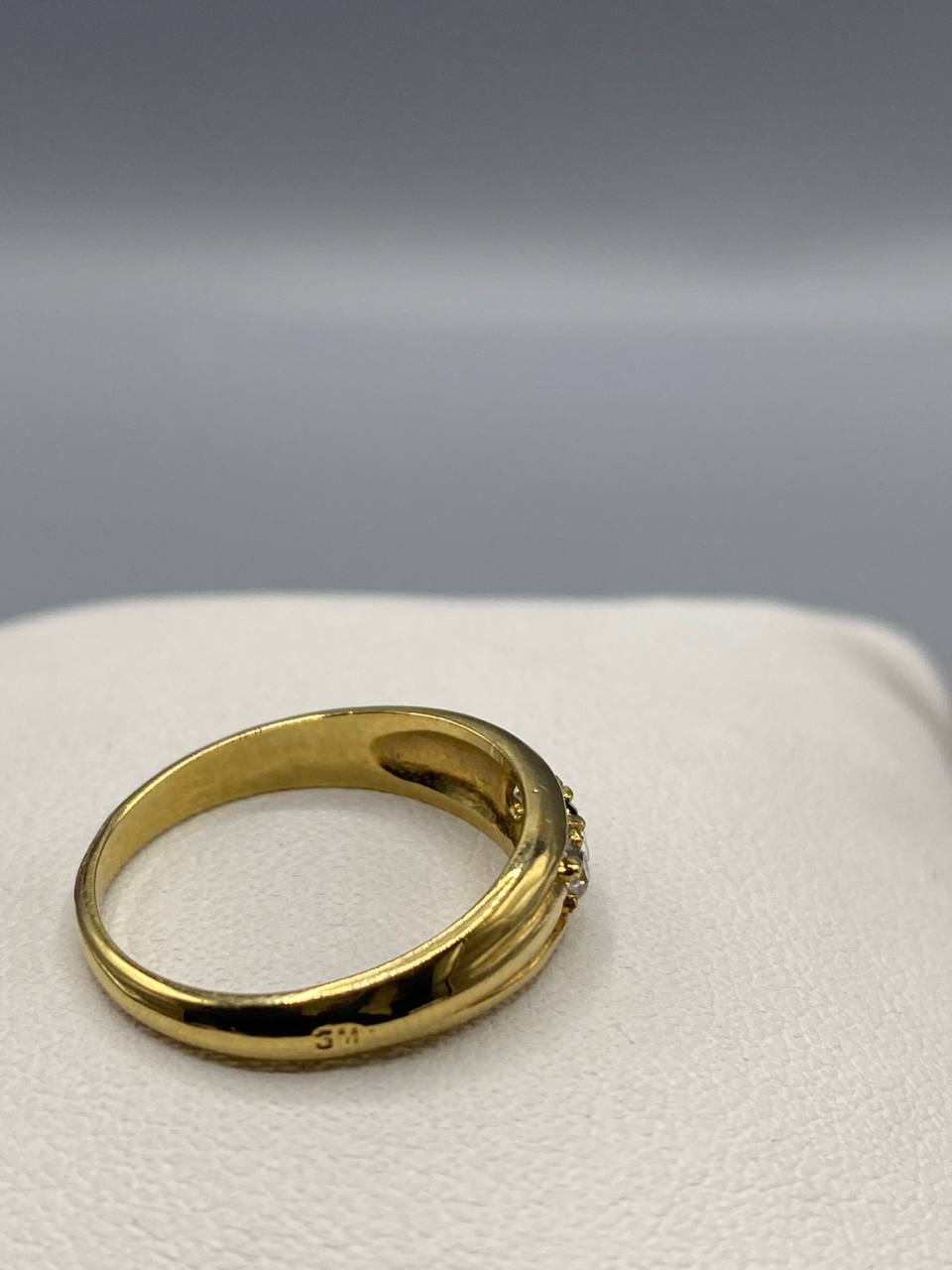 Bague plaqué or – Anneau bombé rainuré – 3 strass blancs sertis griffes – Taille 54-56