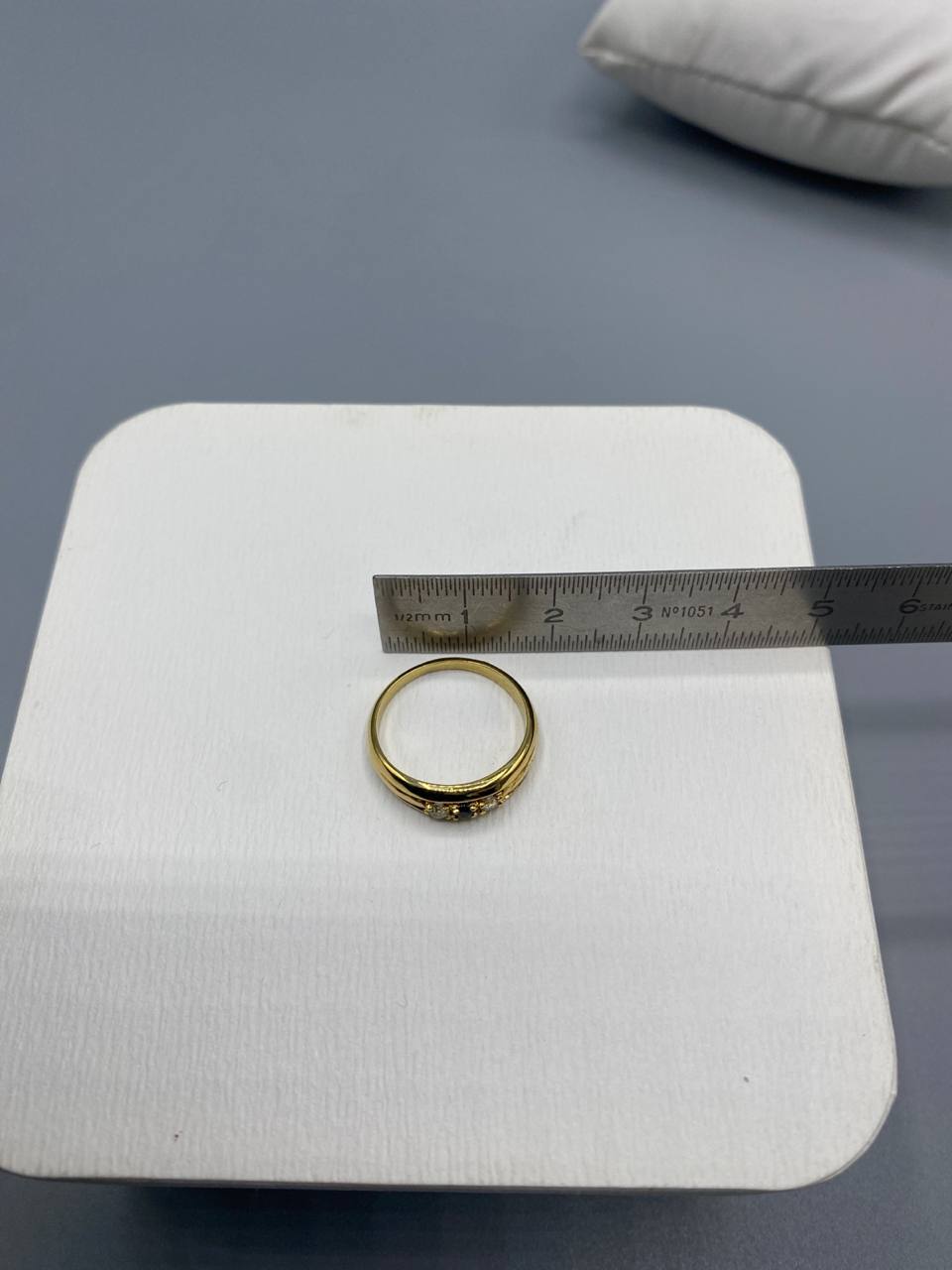 Bague plaqué or – Anneau bombé rainuré – 3 strass blancs sertis griffes – Taille 54-56