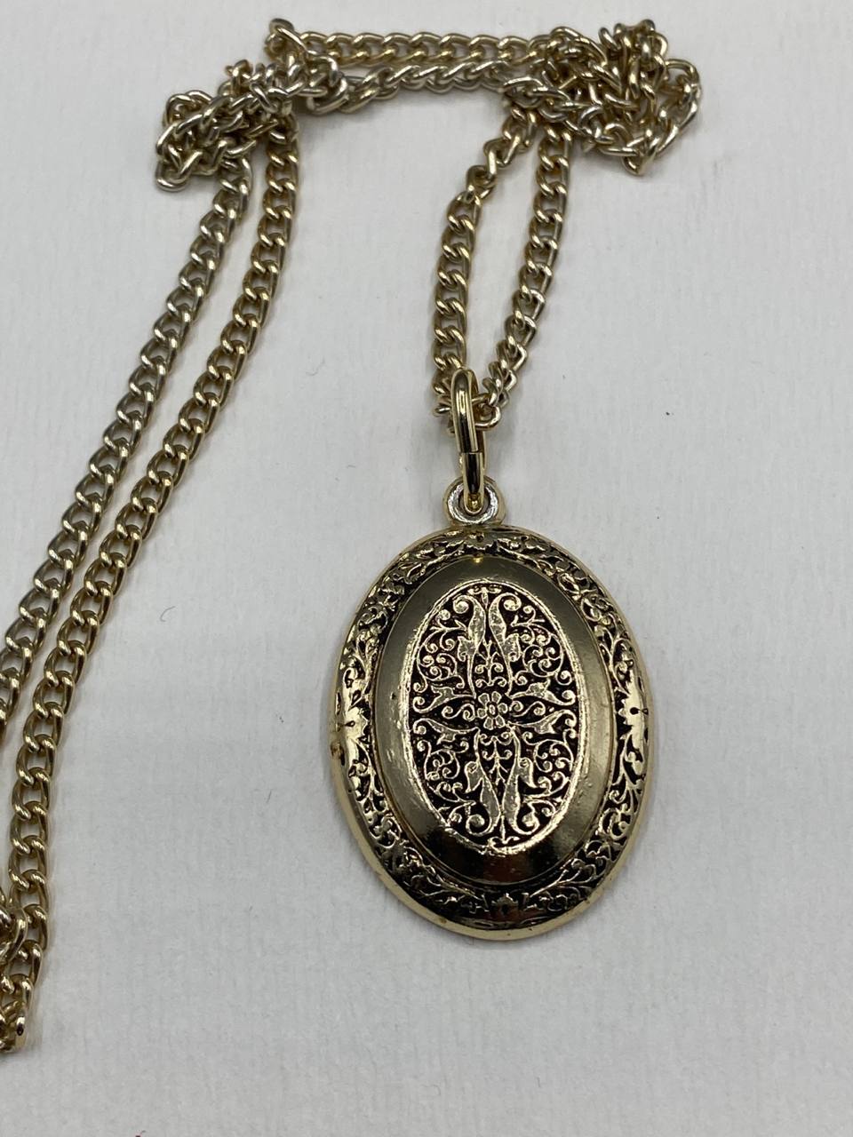 Collier pendentif ovale doré – Décor filigrane arabesques et volutes – Chaîne gourmette