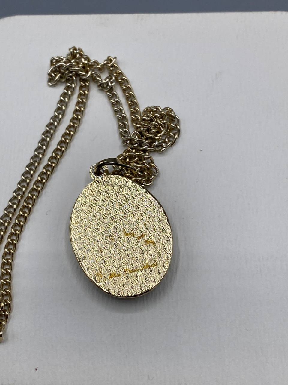 Collier pendentif ovale doré – Décor filigrane arabesques et volutes – Chaîne gourmette