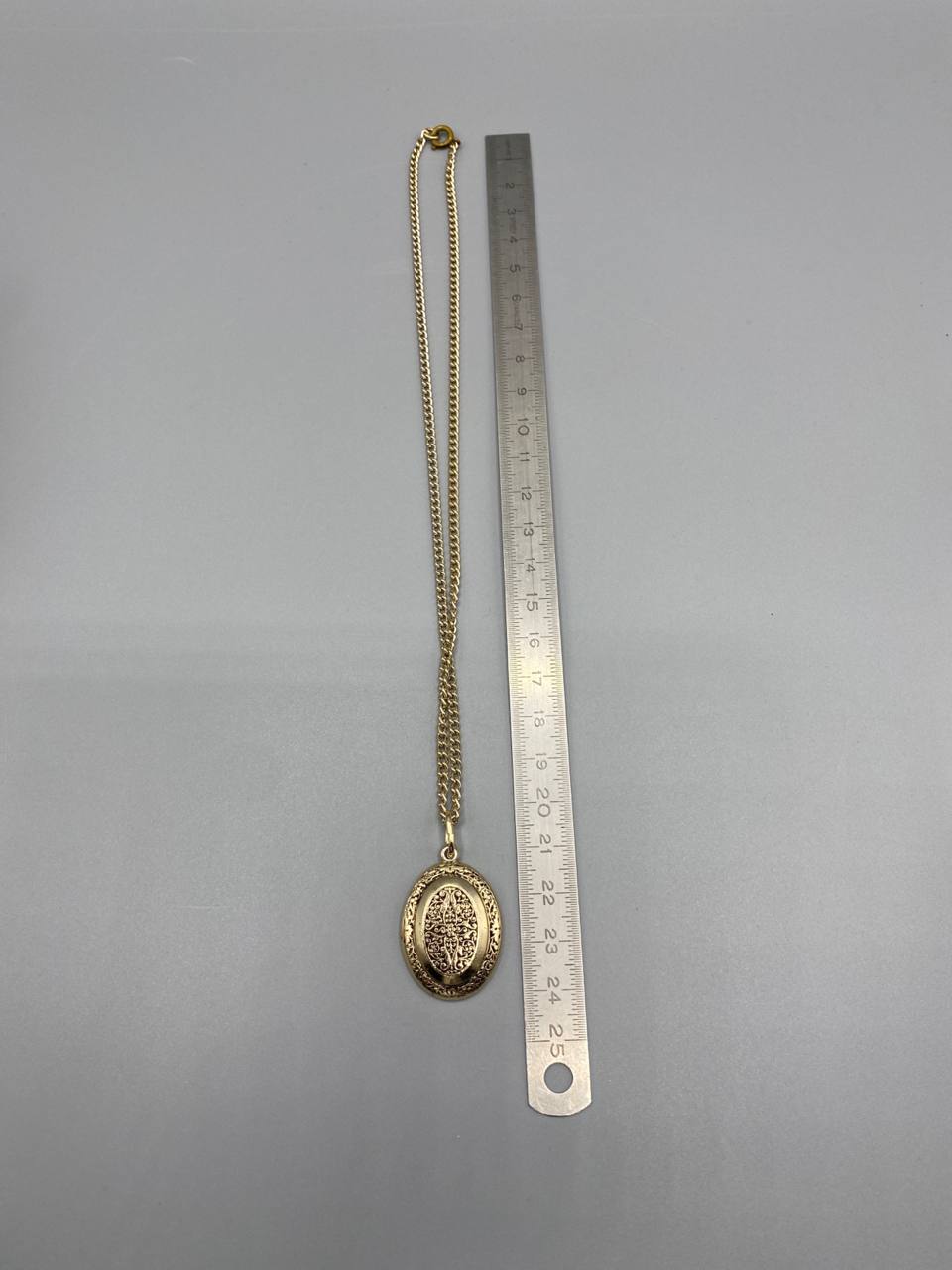 Collier pendentif ovale doré – Décor filigrane arabesques et volutes – Chaîne gourmette