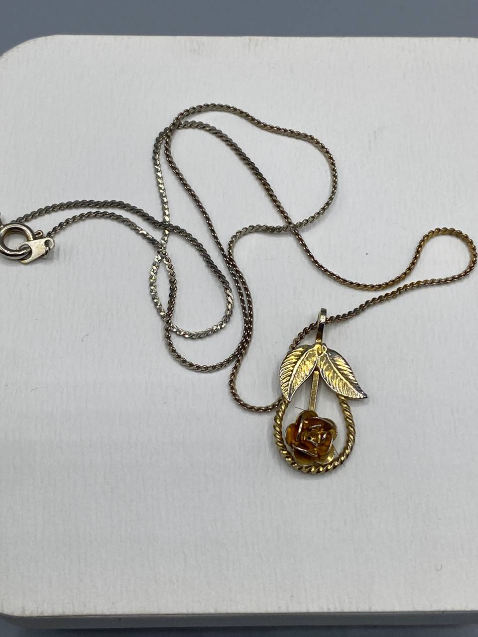Collier pendentif rose dorée – Émail ambré et feuilles ciselées – Chaîne torsadée bicolore