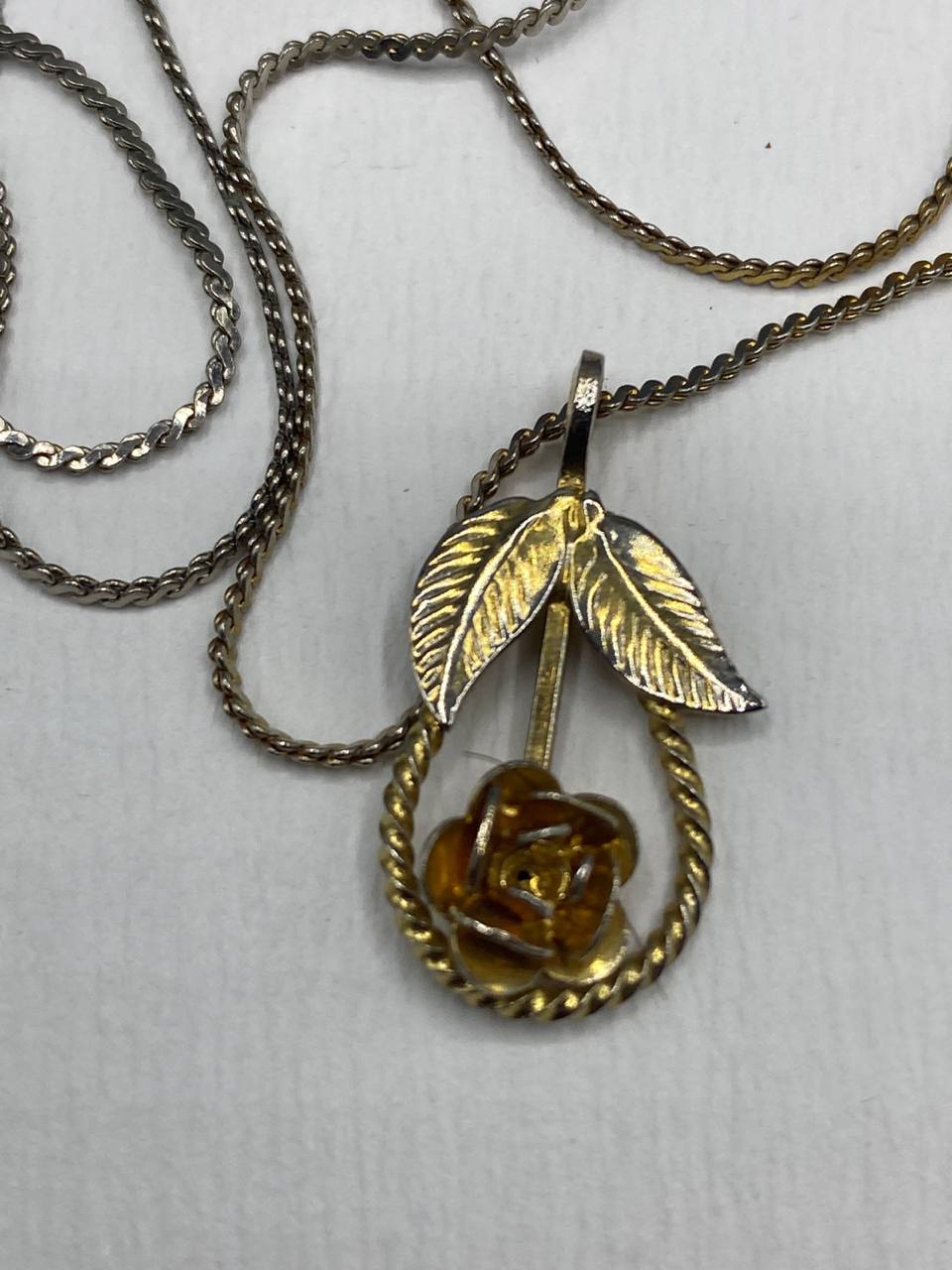 Collier pendentif rose dorée – Émail ambré et feuilles ciselées – Chaîne torsadée bicolore