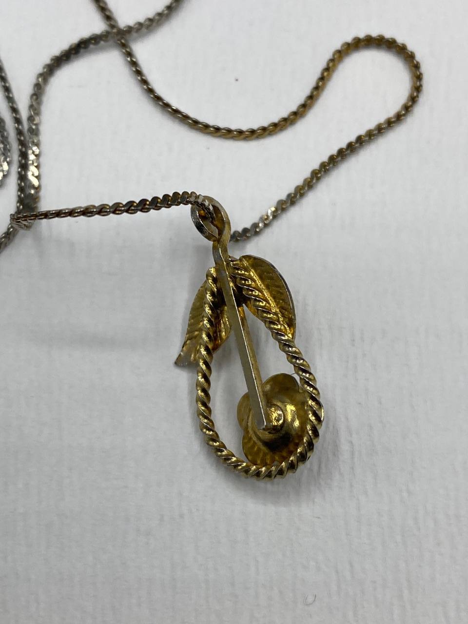 Collier pendentif rose dorée – Émail ambré et feuilles ciselées – Chaîne torsadée bicolore