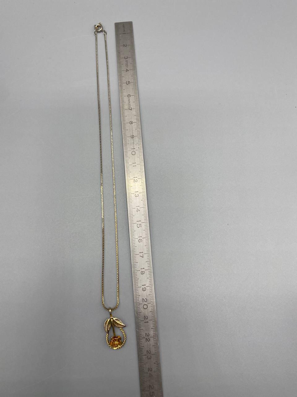 Collier pendentif rose dorée – Émail ambré et feuilles ciselées – Chaîne torsadée bicolore