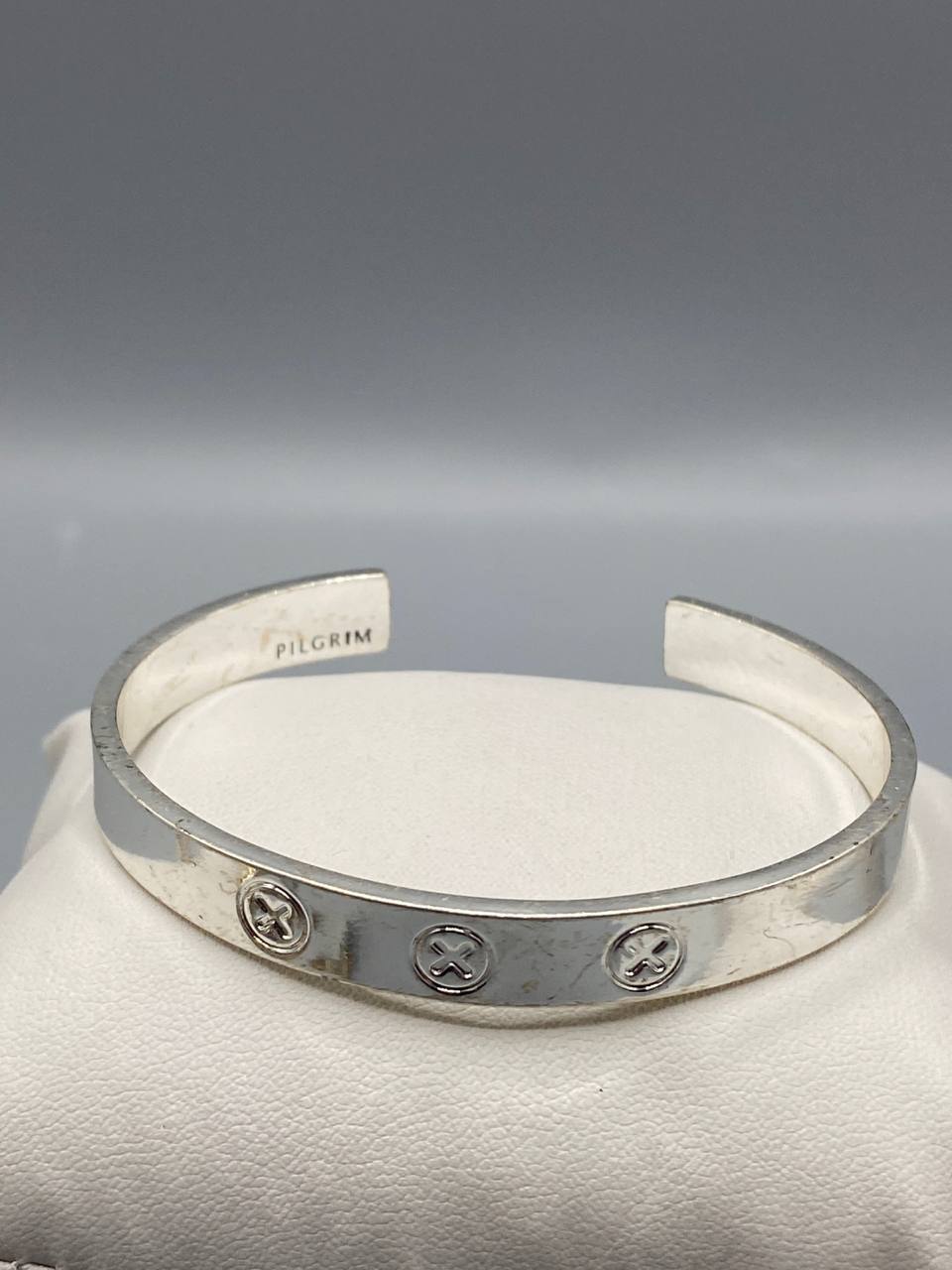 Bracelet jonc manchette Pilgrim – Motifs croix en relief – Métal argenté