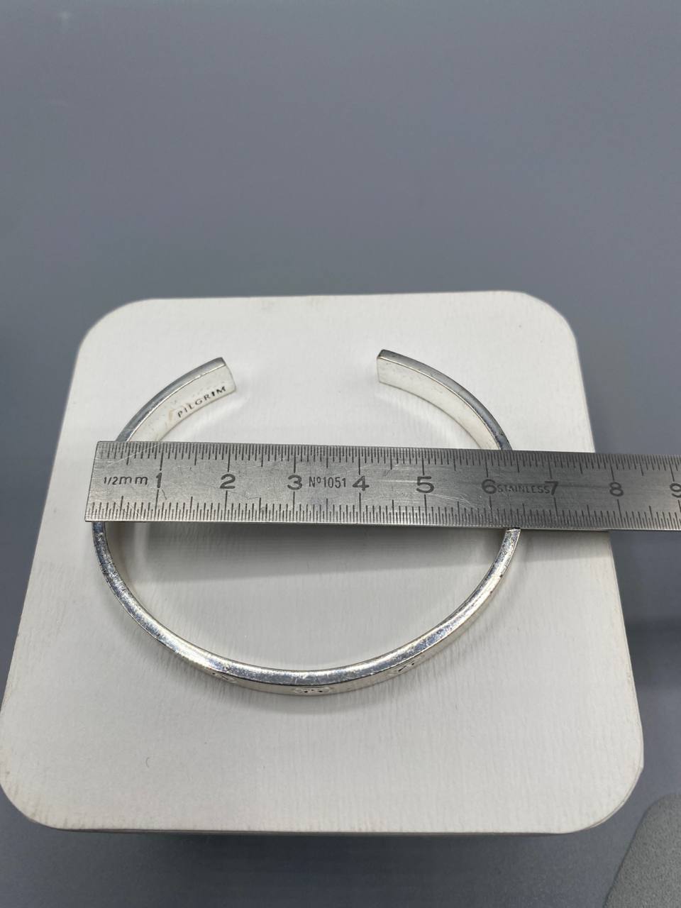 Bracelet jonc manchette Pilgrim – Motifs croix en relief – Métal argenté