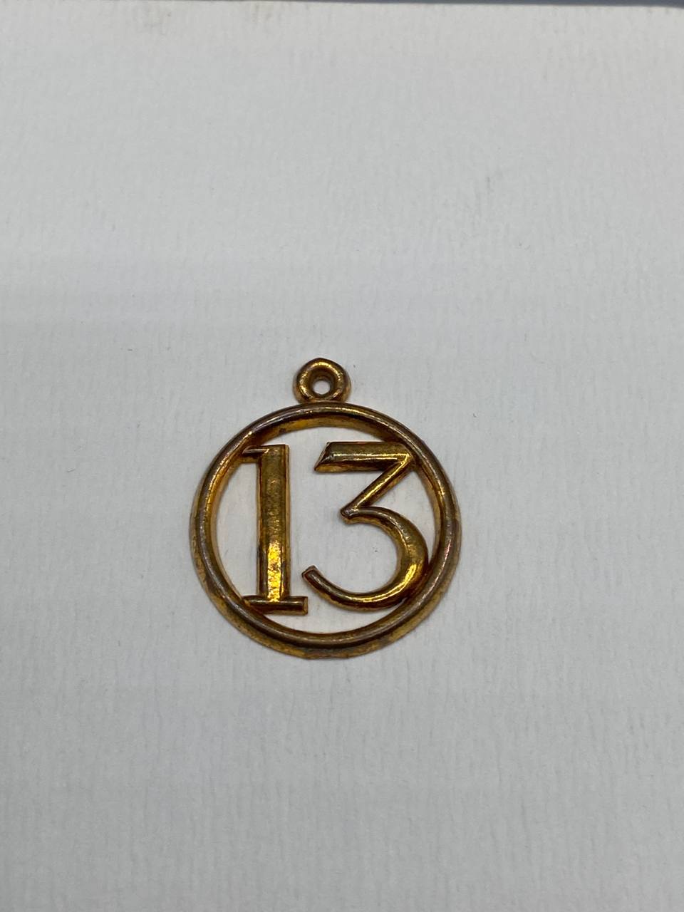 Pendentif porte-bonheur chiffre 13 – Médaillon rond ajouré – Métal doré