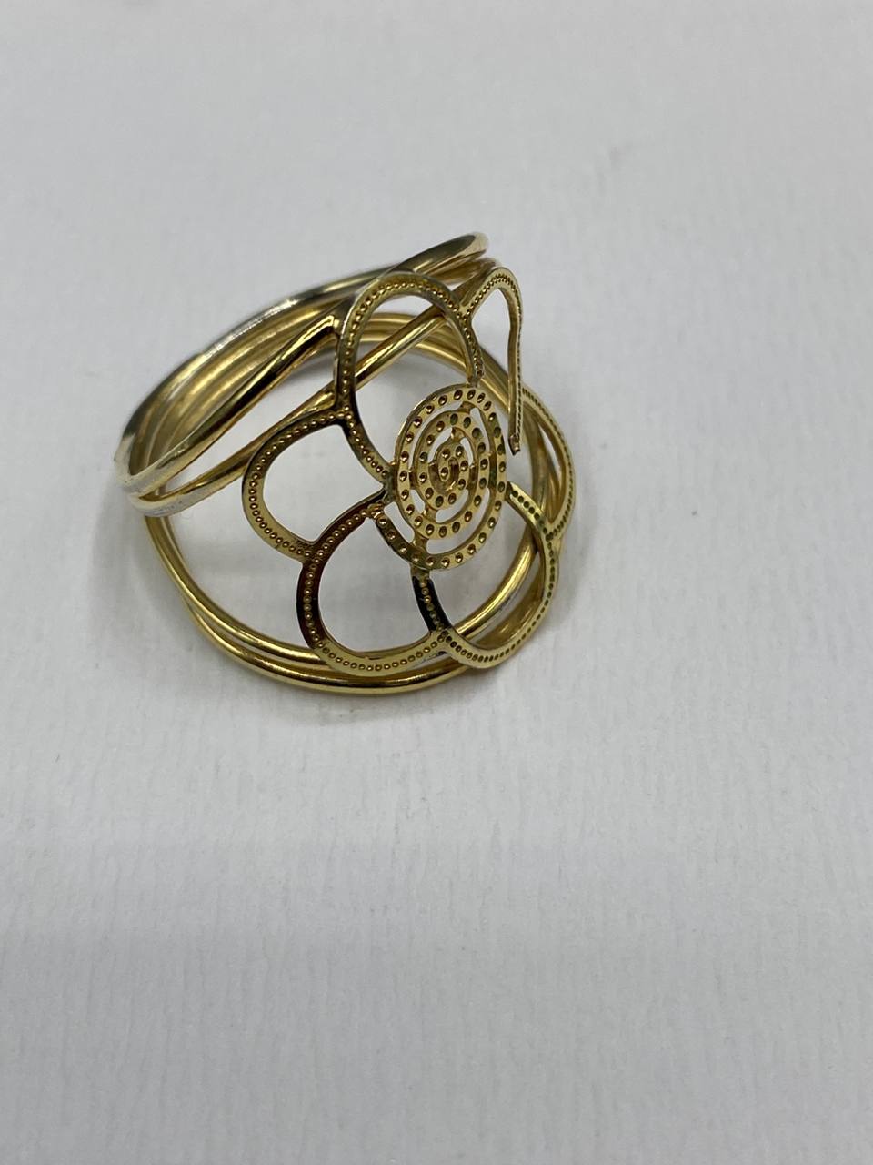 Bague large ajourée – Filigrane doré fils entrelacés – Spirale granulée centrale