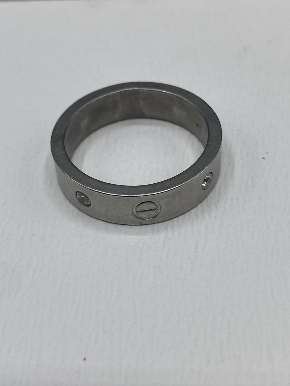 Bague anneau large acier argenté – Motifs vis et strass – Style iconique