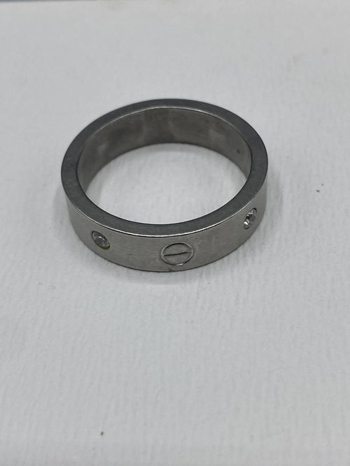 Bague anneau large acier argenté – Motifs vis et strass – Style iconique