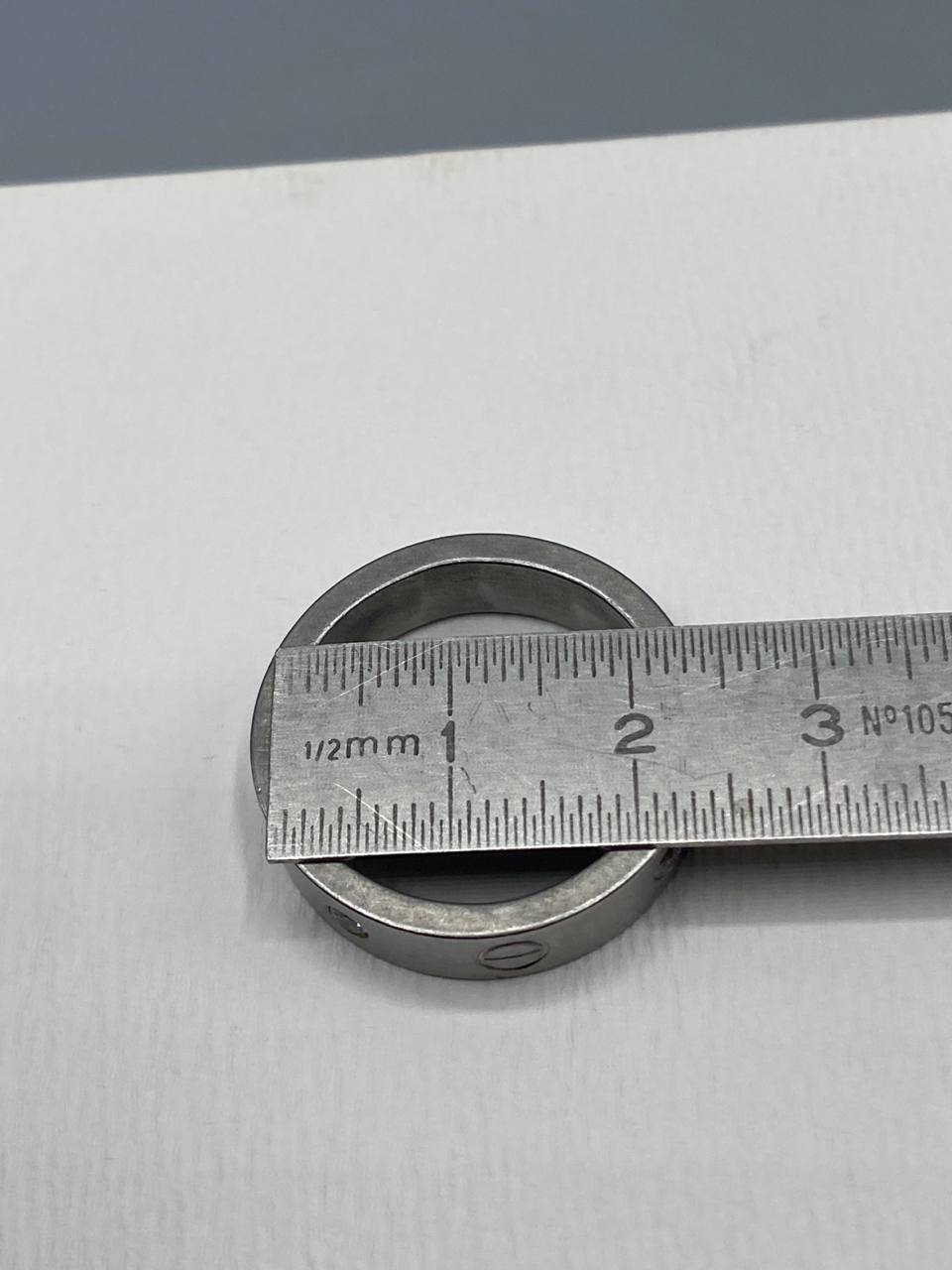 Bague anneau large acier argenté – Motifs vis et strass – Style iconique