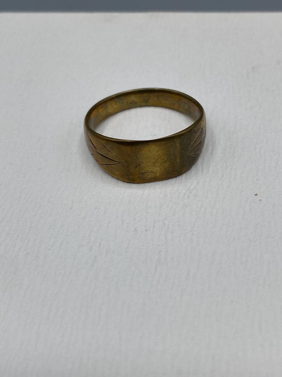 Anneau large laiton doré – Motifs feuilles gravés