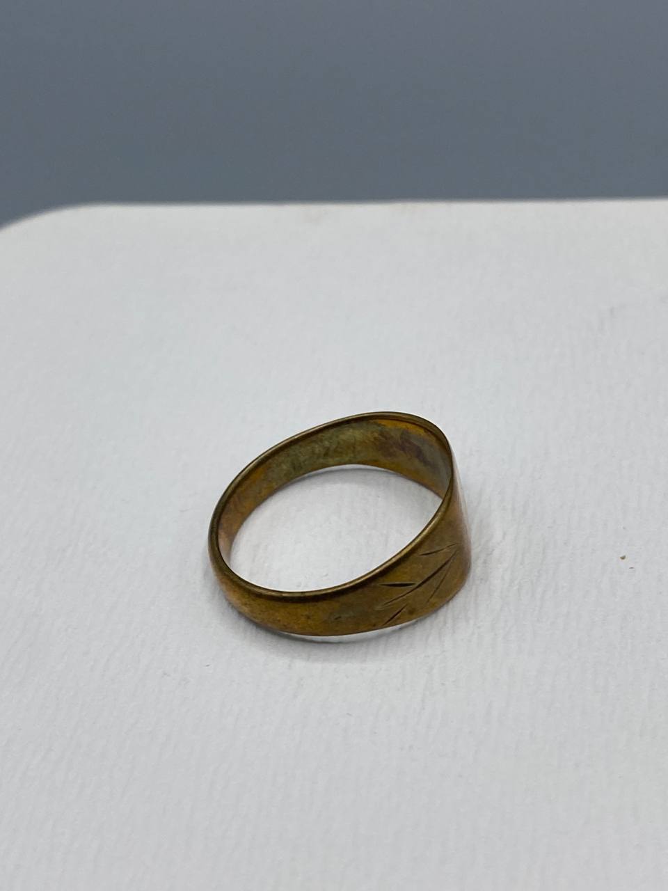 Anneau large laiton doré – Motifs feuilles gravés