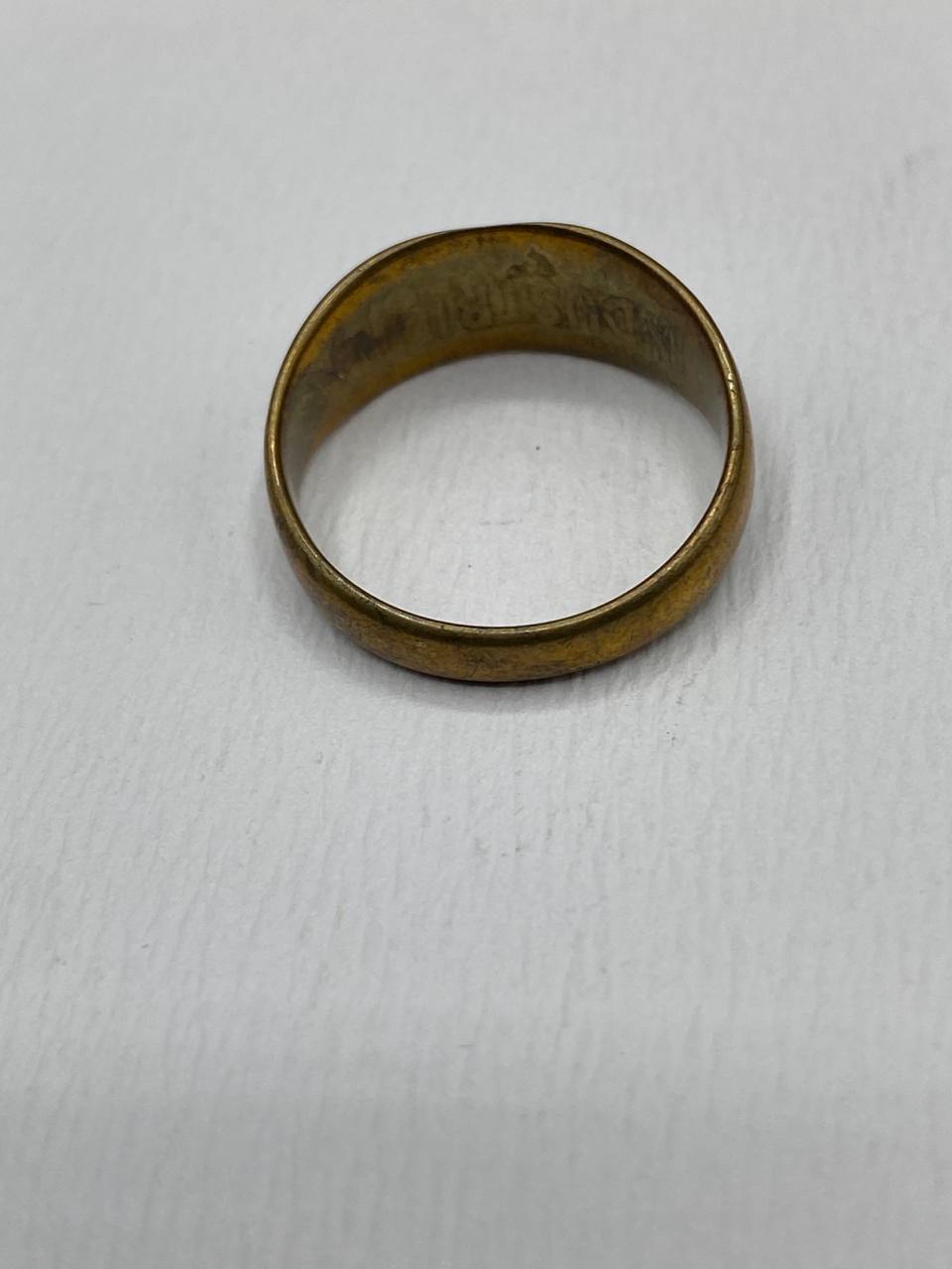 Anneau large laiton doré – Motifs feuilles gravés