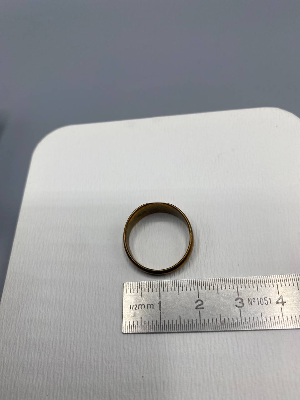 Anneau large laiton doré – Motifs feuilles gravés