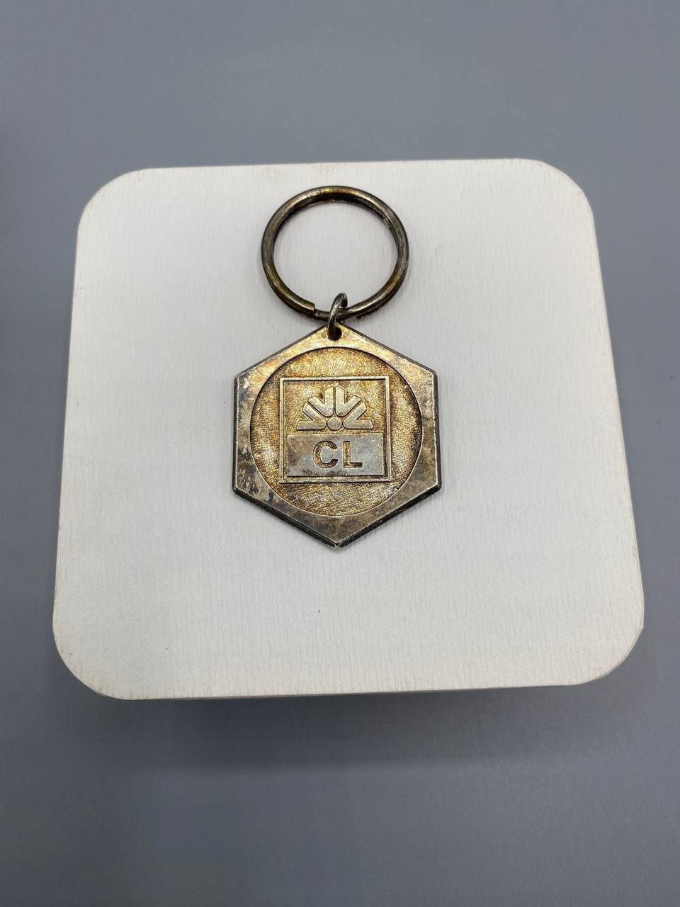 Porte-clés publicitaire Crédit Lyonnais – Siège Central – Médaillon hexagonal