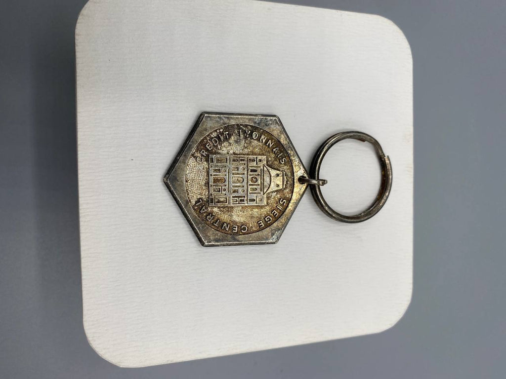 Porte-clés publicitaire Crédit Lyonnais – Siège Central – Médaillon hexagonal