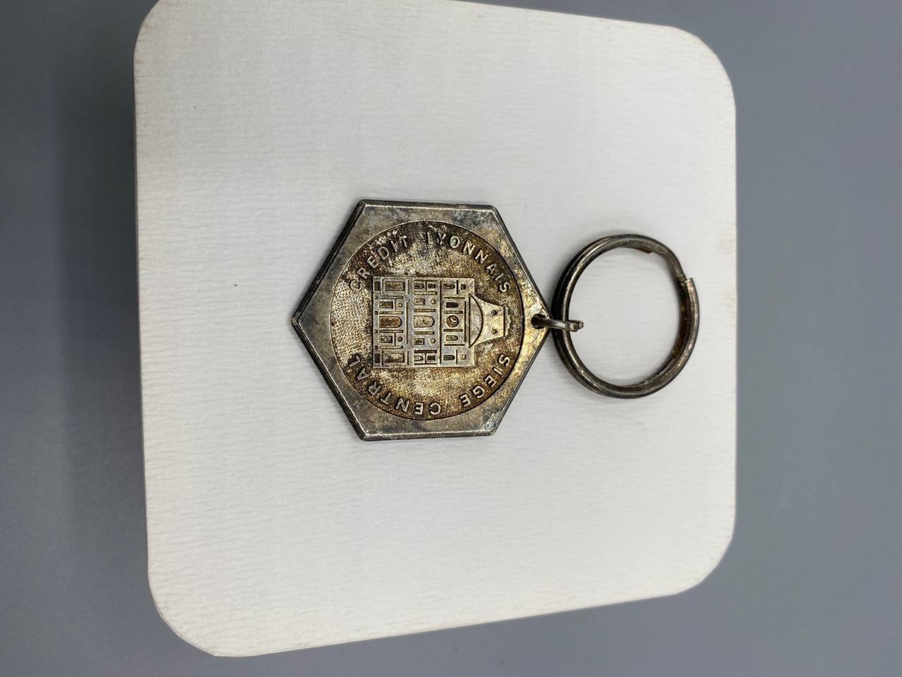 Porte-clés publicitaire Crédit Lyonnais – Siège Central – Médaillon hexagonal