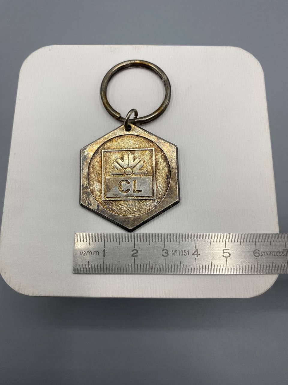 Porte-clés publicitaire Crédit Lyonnais – Siège Central – Médaillon hexagonal