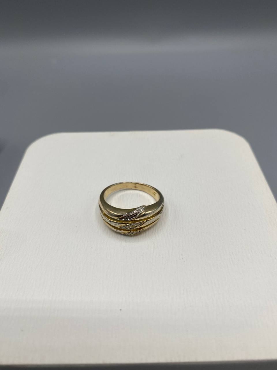 Bague jonc croisé plaqué or – 3 rangs ondulés – Strass pavé