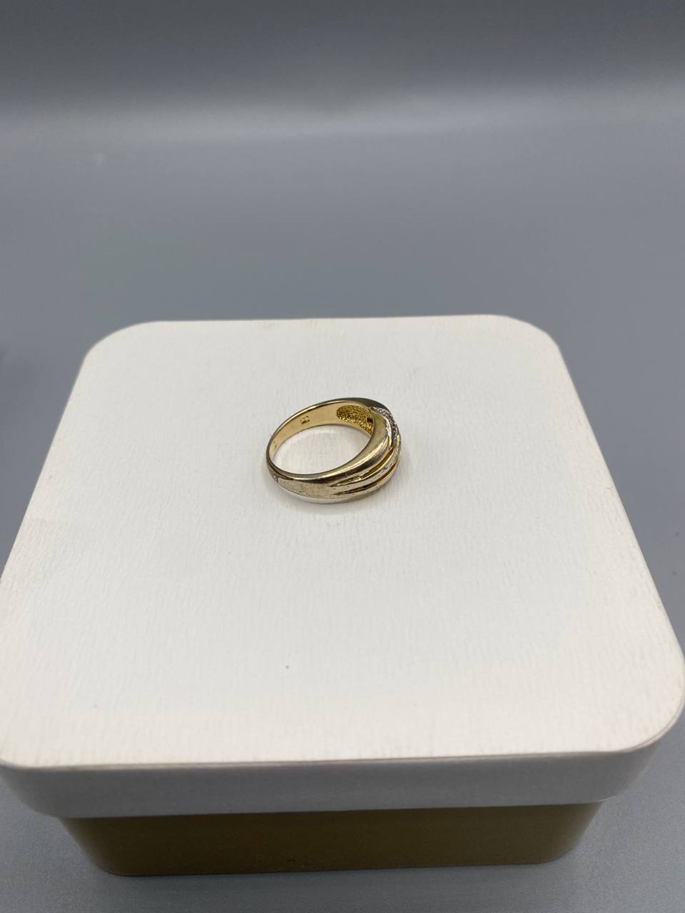 Bague jonc croisé plaqué or – 3 rangs ondulés – Strass pavé