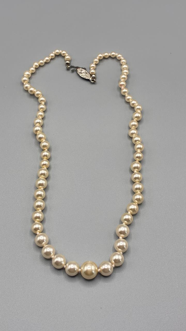 Collier rang de perles nacrées en chute – Fermoir navette argenté