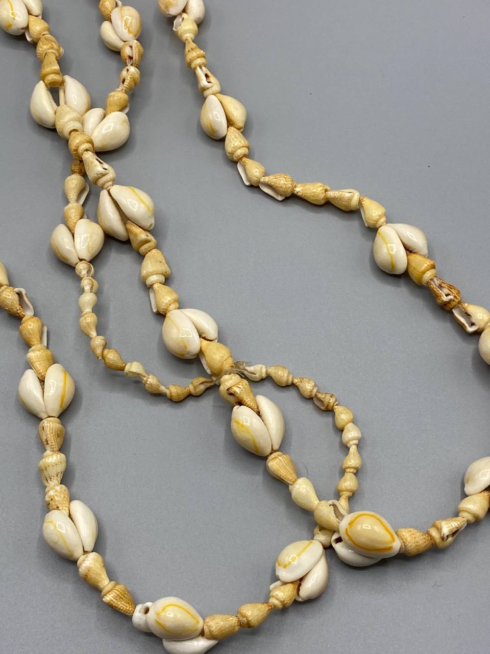 Sautoir cauris et coquillages spiralés naturels