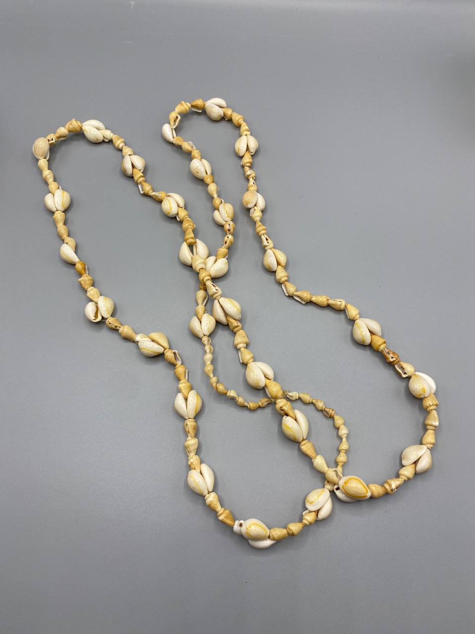 Sautoir cauris et coquillages spiralés naturels