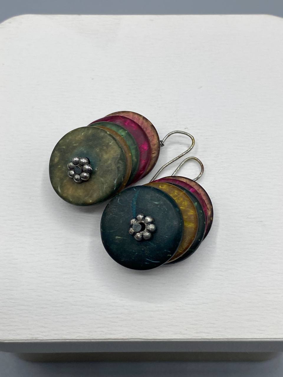 Boucles d'oreilles pendantes en disques de bois colorés