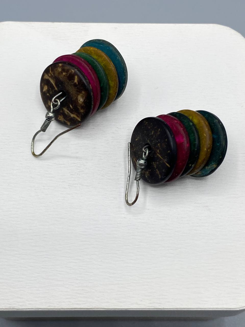 Boucles d'oreilles pendantes en disques de bois colorés