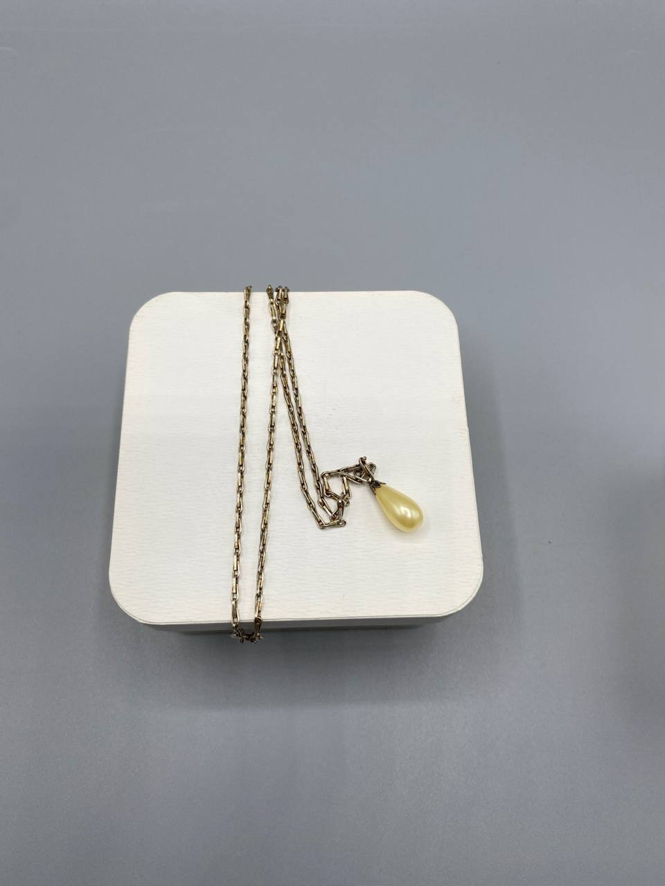 Collier sautoir chaîne métal argenté vieilli, pendentif perle nacrée en goutte