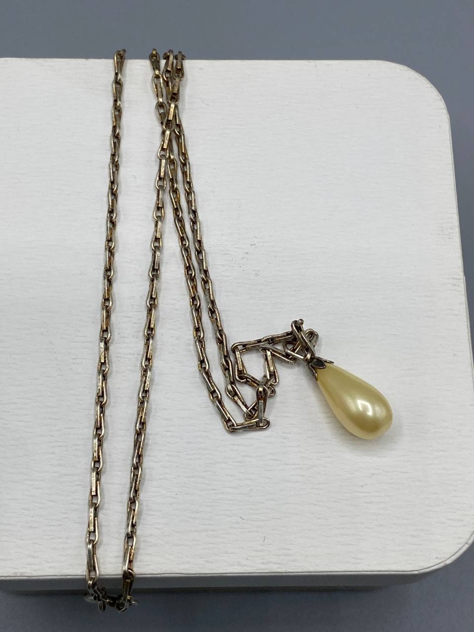 Collier sautoir chaîne métal argenté vieilli, pendentif perle nacrée en goutte