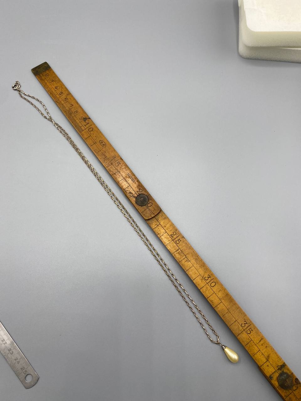 Collier sautoir chaîne métal argenté vieilli, pendentif perle nacrée en goutte